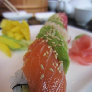 nicht nur optisch ein Genuss:
Regenbogen Sushi
innen Garnelen und Avocado
außen Lachs, ...