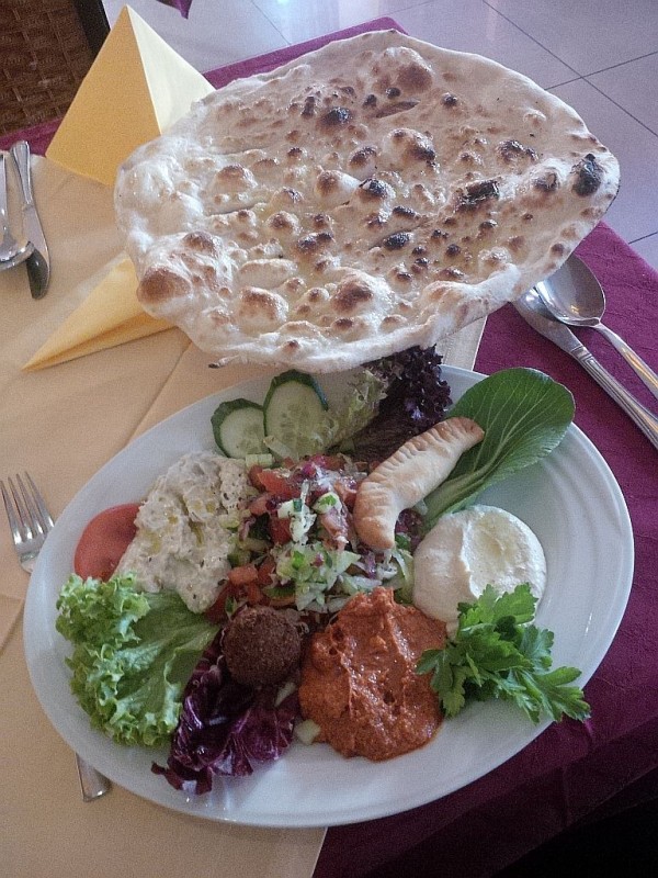 Vorspeisenteller und Knoblauchflage - Karun Orient Restaurant - Wien