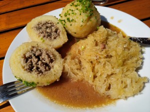Fleischknödel mit Sauerkraut