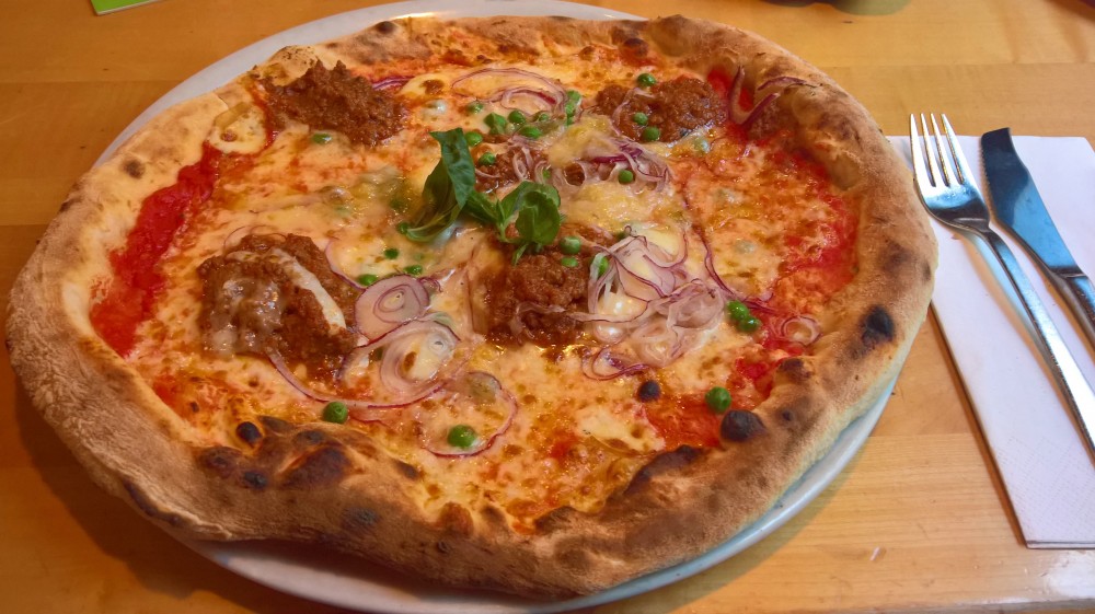 Pizza Lombarda, neu auf der Karte mit Ragout Bolognese, Zwiebel, jungen Erbsen - Il Sestante - Wien
