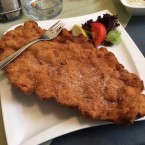 Spezial Cordon Bleu - groß € 10,20 mit gemischtem Salat (nicht nur günstig ... - Gasthaus Josefstadt - Wien