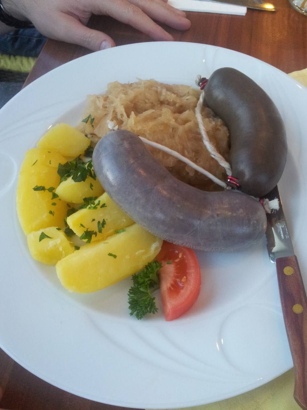 Blut- und Leberwurst mit Sauerkraut und Salzkartoffeln um 9,90 Euro. - Michis Cafe - Lauterach