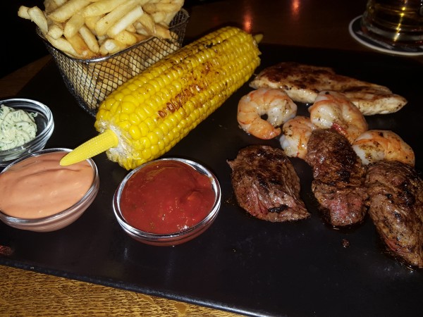 Mixed Grill - Filetspitzen, Garnelen und Hühnerbrust mit Pommes und Maiskolben. - Fischer's American Restaurant - Wien