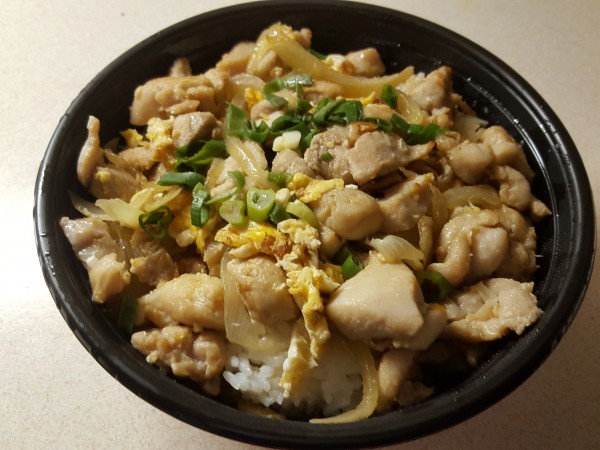 OYAKO DONBURI - Huhn, Ei, Zwiebeln, Jungzwiebeln und Mirin-Sojasauce ... - Akakiko - Wiener Neudorf