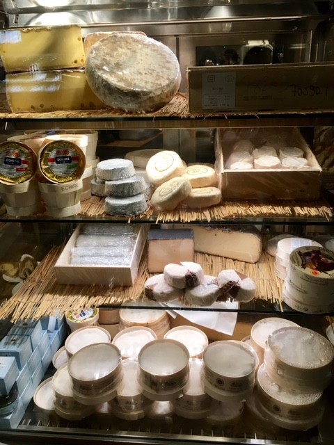 Käse, auch in der Auslage - Lingenhel - Wien