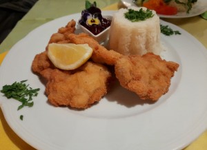Ausgelöstes Backhendl mit Reis und Gemischten Salat 17,50 - Gasthaus Schöbinger - Hainfeld