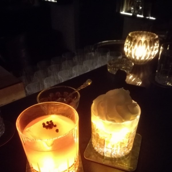 Links ein Gincocktail ohne Namen, rechts ein Dark&Stormy - Josef Cocktail Bar - Wien