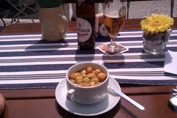 Steinpilzbouillon mit "Profiteroles" (Brandteigkrapferl) - Zum heiligen Josef - Klagenfurt