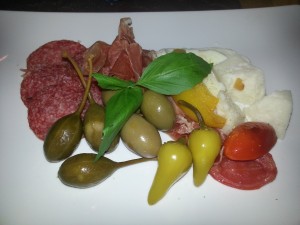 Antipasti Teller - Salami, Serrano Schinken, Grana, Mozzarella, Oliven, Kapern, Gemüse