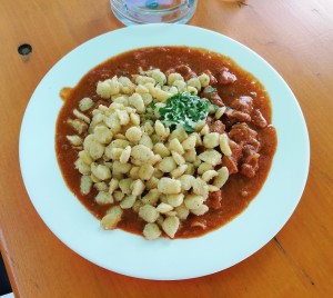 Schweinsrahmgulasch mit Nockerln um € 6,40 das heutige Mittagsmenu. Fleisch ... - Donaublick Imbiss - Korneuburg