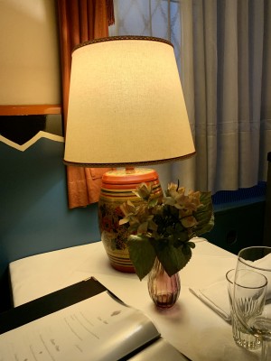 Ambiente am Tisch, bitte weg mit den künstlichen Blumengestecken! - Restaurant Feuervogel - Wien