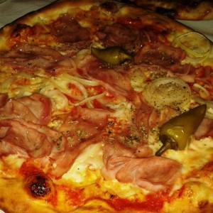 Pizzeria Adamo  - Pizza mit Prosciutto Cotto, Zwiebel &amp; Pfefferoni