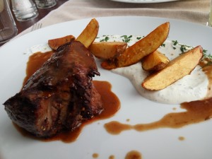 Black Angus Hüftsteak (250g) mit Braterdäpfelspalten und Kräuterrahn - The View - Wien