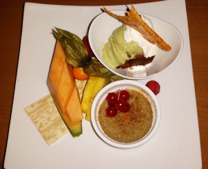 Mousse von weißer Schokolade mit Grünteepulver
Crème brûlée mit schwarzem Sesam
