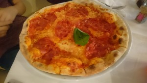 Pizza mit scharfer Salami