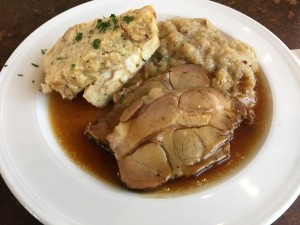 Schweinsbraten mit Bier-Sauerkraut und Semmelschnitte