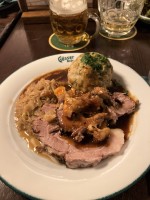 Krustenschweinsbraten, Sauerkraut, Semmelknödel - GösserBräu - Graz