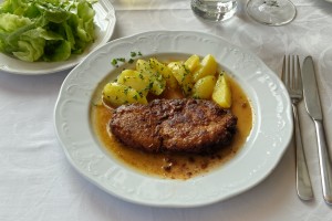 Gasthaus Rois - Faschiertes Butterschnitzel (aus gem. Faschiertem) - herzhaft gut und Natur pur