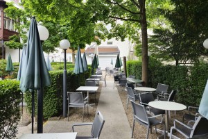 Cafe Dommayer - Linker Bereich des Gastgartens, mein bevorzugter Platz in ... - Dommayer - Wien