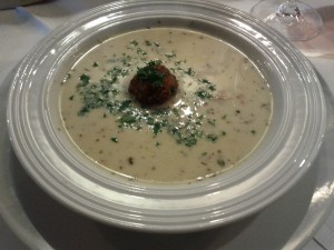 Ganslragoutsuppe mit Walnussknödel - Der jungWirt - GÖTTLESBRUNN