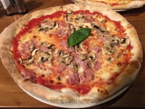 Pizza Capriciosa (Tomaten, Mozzarella, Champignons, Schinken)