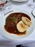 Rindergulasch, mittelmäßig, mit zwei Scheiben blassem Fertigknödel - Griechenbeisl - Wien