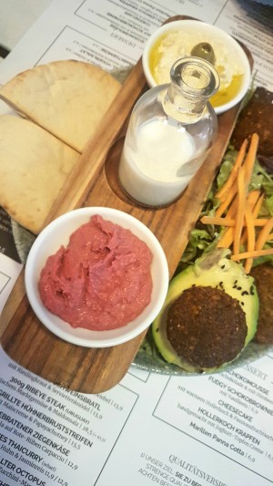 Falafel auf Salat mit zweierlei Humus und Limettendressing