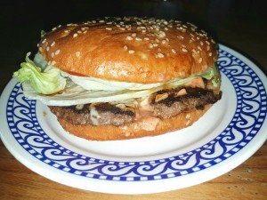 Wagyu Burger groß mit scharfer Sauce - Wagyu Burger am Biohof Leitner - Thalgau