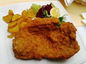 Zum Basilisken - Original Wiener Schnitzel mit Bratkartoffeln (EUR 18,50) - Zum Basilisken - Wien