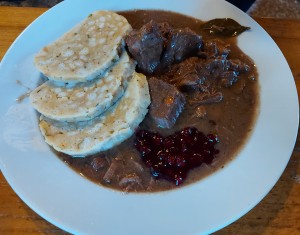 Hirschragout mit Serviettenknödel und Preiselbeeren