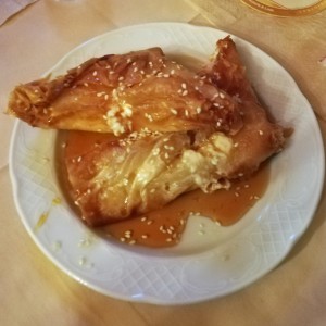 Spezial Saganaki, Schafkäs im Filoteig (Blätterteig) mit Honig und Sesam. ... - Rhodos Restaurant - Langenzersdorf