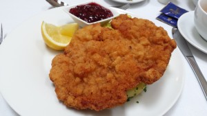 Wiener vom Kalb mit Petersilienkartoffeln - Restaurant Hotel Kummer - Wien