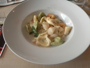 Tortelloni in Spargelragout mit Kräutern