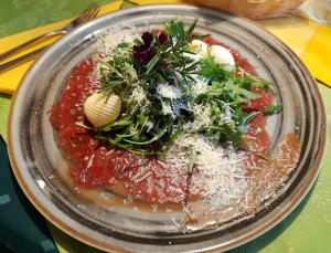 Carpaccio vom heimischen Rind mit Balsamico und Olivenöl, Rucolasalat, ... - Gasthaus Schöbinger - Hainfeld