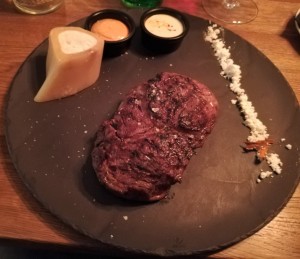 Rib-Eye-Steak 350g, mit der &quot;Line&quot; aus getrocknetem Rosmarinöl, dazu u.a. Knochenmarkbutter, top!