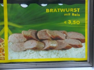 Bratwürstl mit Reis kann man sich ja noch vorstellen... - Happy Noodles - Wien