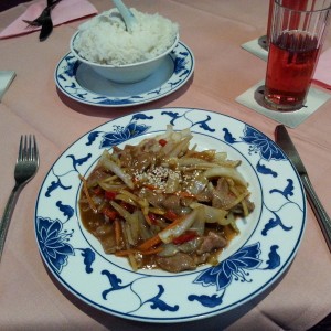 Mittagsmenü Rindfleisch mit Zwiebeln. 
Der Reis im Hintergrund ist die ... - Shusi Wong - Wien