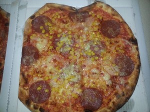 Pizza Salami mit extra Mais, Knoblauch und Zwiebel (Lieferservice) - Pizzeria Scarabeo - Perchtoldsdorf