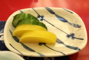 Salzgurke und süß-saures Gemüse (vermutlich Rüben) - Nihon Bashi - Wien