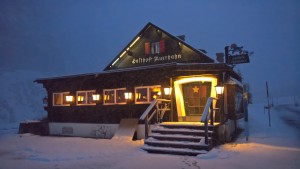 Ein Auerhahn im Schnee, am 17.4.17 - Gasthof Auerhahn - Lech
