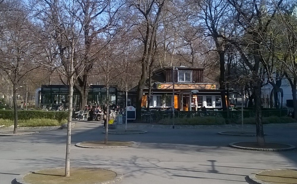 kaum sind die ersten warmen Sonnenstrahlen da, wird auch schon im Garten ... - Café-Restaurant Resselpark - Wien