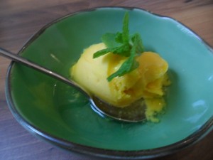 Mango-Eis mit Sake