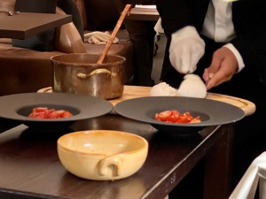 Am Tisch angerichtete Burrata - Il Melograno - Wien