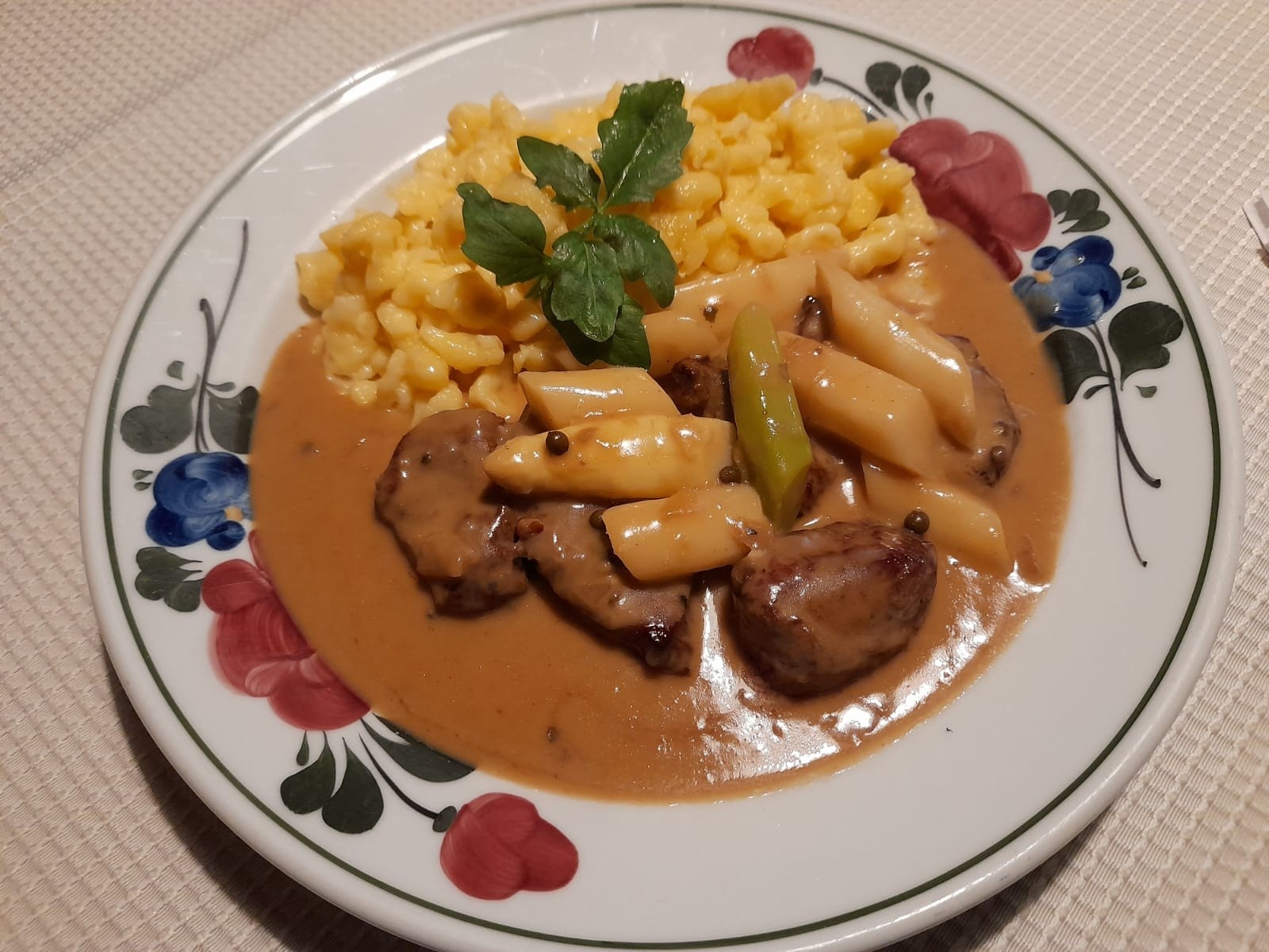 Rosa gebratene Filetscheiben vom Reh in Spargelrahmsauce mit Butterspätzle 24,80 - Apfelbauer - MIESENBACH