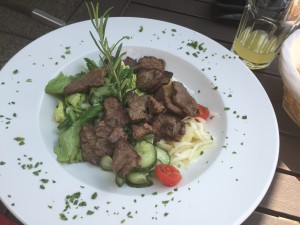 Rinderfiletstreifen auf gemischtem Salat - Dorfwirt Bakutz - Oberwaltersdorf