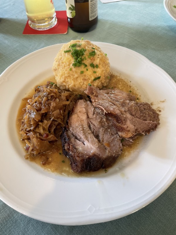 Schweinsbraten mit Semmelknödel und Speckkraut, sehr gut. - Landgasthof "Zum schwarzen Adler" - Altenmarkt / Triesting