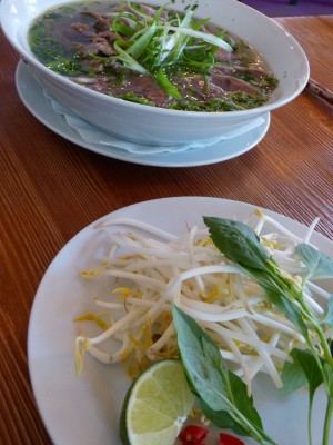 Pho mit mehreren Sorten Rindfleisch. Davor die Pho-Zutaten zum Selberwürzen