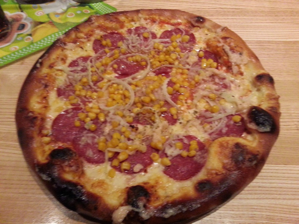 Pizza Salami - extra Knoblauch, Zwiebel und Mais - Oase - Wiener Neudorf