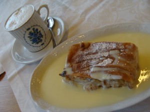 Hausgemachter Apfelstrudel mit Vaniellesauce um 5,60 Euro und ein Cappuccino. - Gasthof Alpenblick - Sulzberg