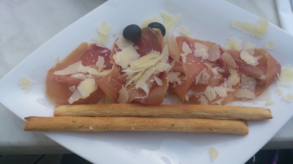 Prosciutto mit Grana, Oliven und Rosmaringrissini  - Luigi's - Wien